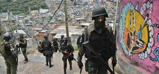 Militares huyen a pie de una favela de Río al quedarse sin gasolina