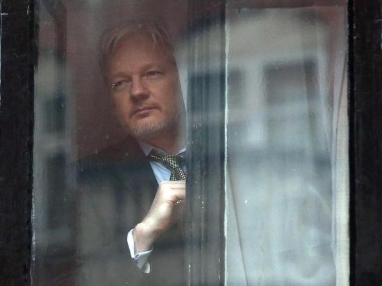 Assange “no tiene los  derechos básicos”