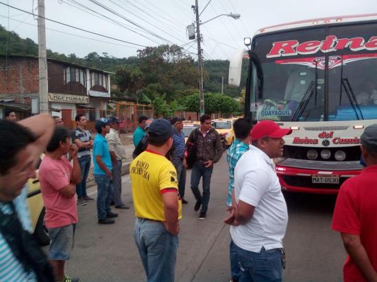 Transportistas de Sucre cierran vía exigiendo atención de autoridades municipales