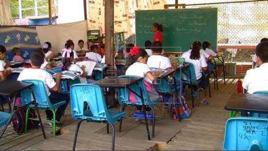 Alumnos de Acapulco estudian en cancha de fútbol tras ocho meses de terremoto