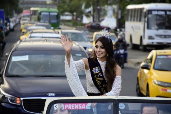 Virginia Limongi recorre las calles de Portoviejo como la nueva Miss Ecuador