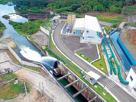Refinería Manabí reconoce que bota miles de litros de agua