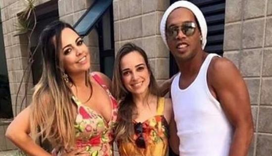 Ronaldinho Gaúcho se casará con dos mujeres a la vez, en agosto