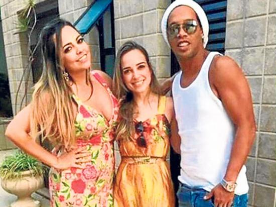 Ronaldinho Gaúcho se casará con dos mujeres en agosto próximo