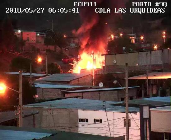 Incendio consume una vivienda en Las Orquideas