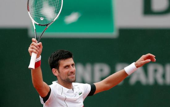 El tenista serbio Novak Djokovic celebra clasificación uniéndose al 'Dura Challenge'