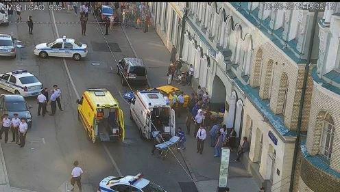 Un taxi atropella a una multitud de personas en el centro de Moscú, Rusia