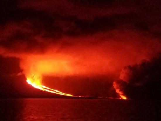 [FOTOS] Volcán La Cumbre del Archipiélago de Galápagos continúa en erupción