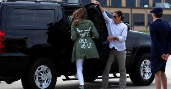 El enigmático mensaje de la gabardina de Melania Trump en su viaje a Texas