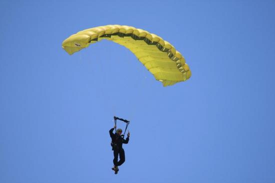 Un guatemalteco muere al fallar su paracaídas en el Caribe mexicano