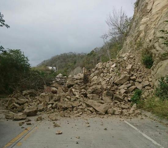Deslizamiento de tierra produjo el cierre de la vía San Vicente - Pedernales