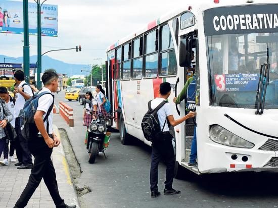 Buses urbanos de Portoviejo irrespetan tarifa y no les paran a todos, aseguran usuarios