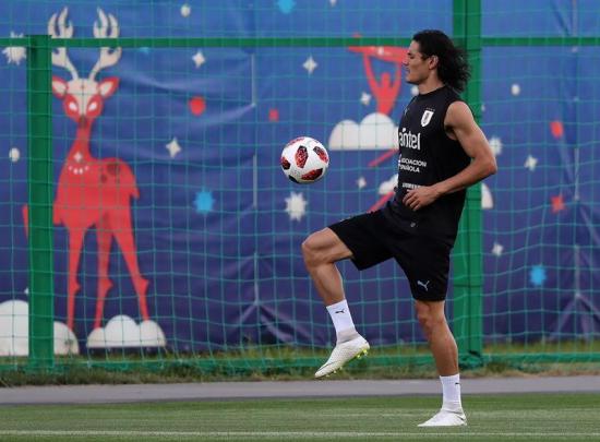 Edinson Cavani entrena con Uruguay pero es duda para el partido de cuartos de final