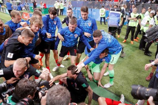 ¿Quién es el fotógrafo aplastado y besado tras el segundo gol de Croacia?