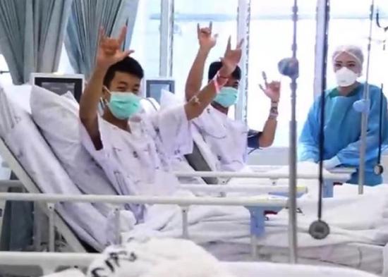 Difunden primeras imágenes de los chicos rescatados en el hospital de Tailandia