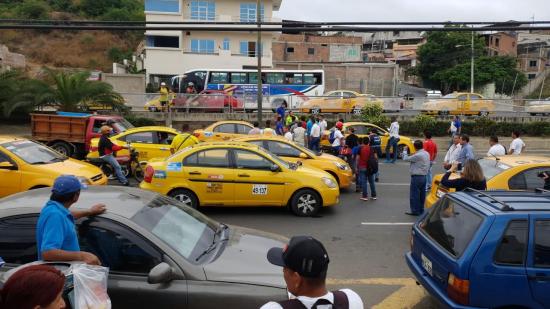 Taxistas de Manta protestan frente al Patronato tras socialización de limites de velocidad