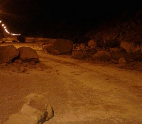 Un derrumbe cubrió una parte de la vía San Vicente - Pedernales