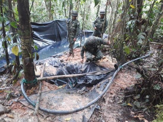 Militares ecuatorianos descubren conexión ilegal en poliducto en la frontera