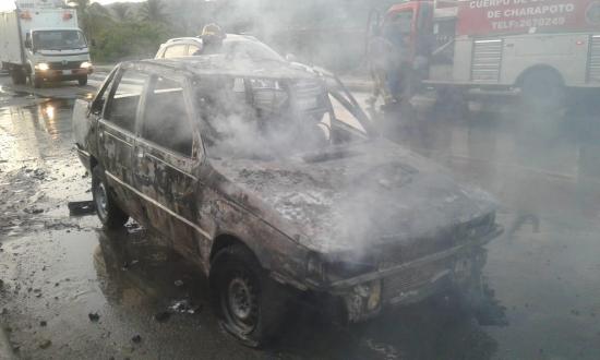 Un carro se incendia en su totalidad en la vía Rocafuerte - Charapotó