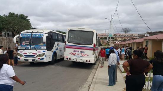 Manta: Moradores de Ceibo Renacer retienen buses tras accidente que dejó una fallecida