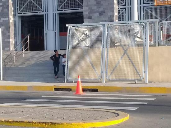 Calderón: Una puerta del mercado recién inaugurado cayó encima de una persona