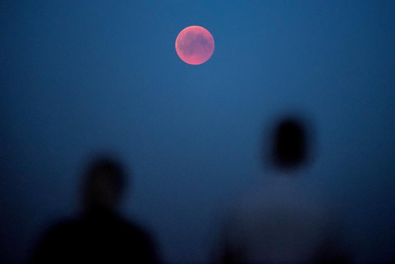 El Cielo Nublado Impide Observar El Eclipse Lunar En Gran Parte De