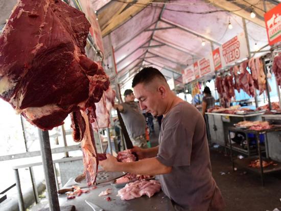 Comerciantes de carnes y abarrotes no quieren trasladarse a Bahía Río