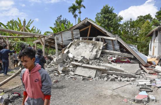Ascienden a 16 los muertos y a 355 los heridos por terremoto en Indonesia