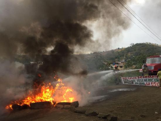 Varios moradores queman llantas para exigir obras en importante avenida de Jipijapa