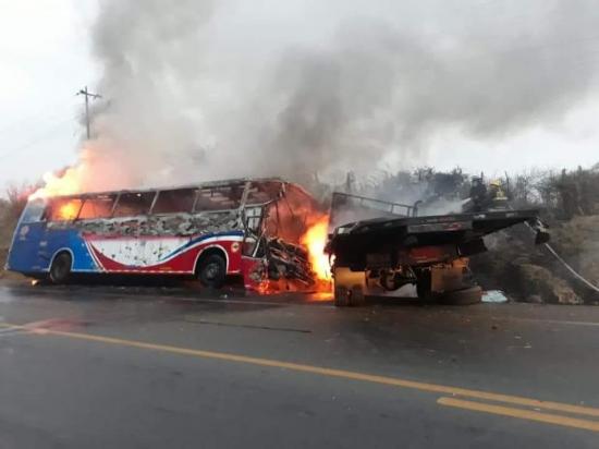 Un bus y un camión chocan ocasionando un incendio en Isidro Ayora