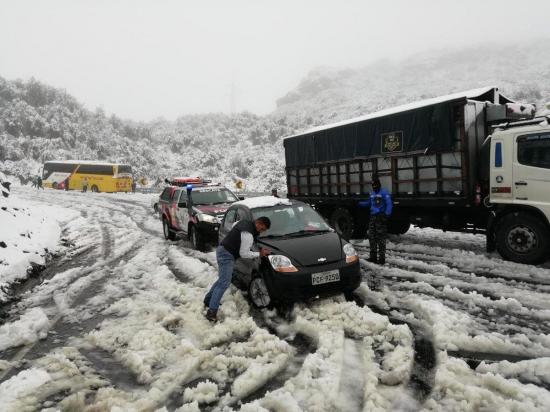Vehículos atrapados en la vía Pifo-Papallacta a causa de la caída de nieve