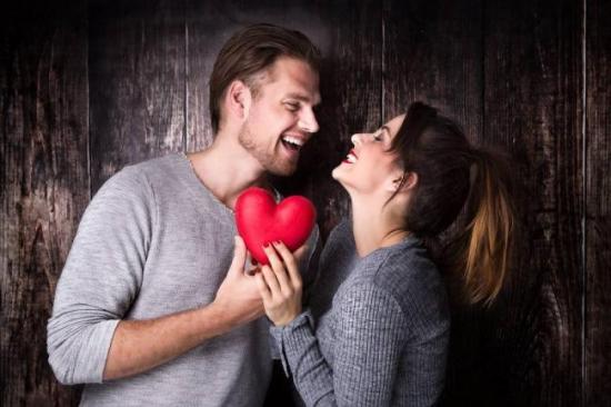 El autoengaño, una etapa común durante el enamoramiento, según especialista