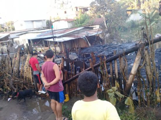Un incendio consume tres casas de caña en El Carmen