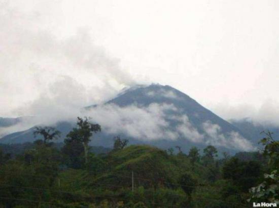 El volcán Reventador mantiene alta actividad y emisión de 650 metros