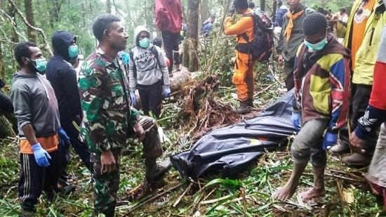 Al menos 8 muertos y un superviviente al estrellarse un avión en Indonesia