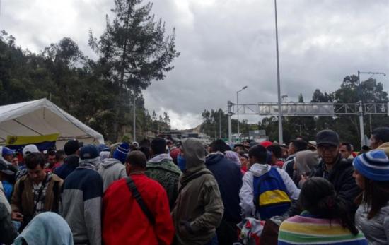Venezolanos sin pasaporte logran ingresar a Ecuador en su camino a Perú