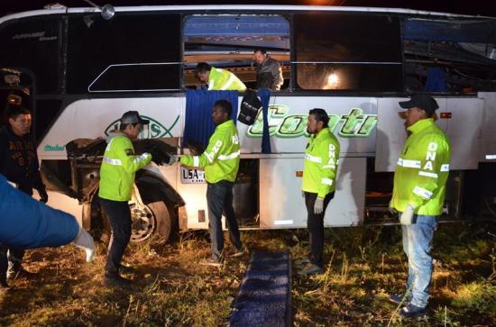 Capturan 6 colombianos vinculados a droga de autobús accidentado en Ecuador