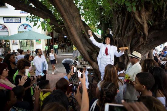 República Dominicana: un actor peruano se ''casa'' con árbol para denunciar tala
