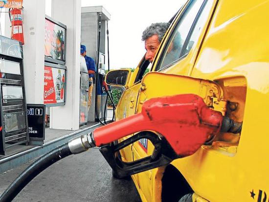 Gobierno sube el precio de la gasolina 'súper' a $2,98; entre otras medidas económicas