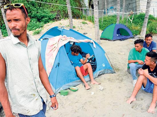 Manta: venezolanos viven en la playa El Murciélago