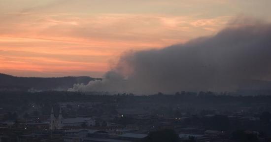 Una nube de humo se toma las calles del cantón Rocafuerte