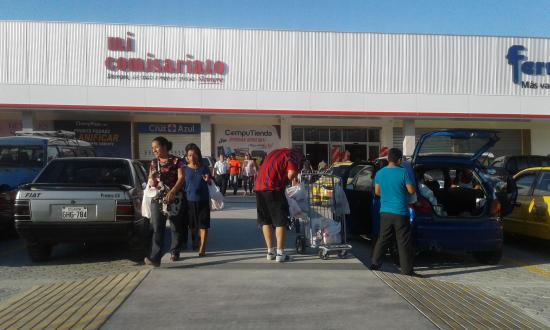 El Rosado inaugura Hipermarket en el sector de La Tejedora en Montecristi