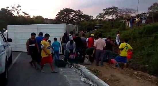 Camión con pescado se vuelca en Paján en la vía Guayas-Manabí