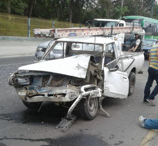 Un herido en choque entre dos camionetas en la vía Portoviejo-Crucita