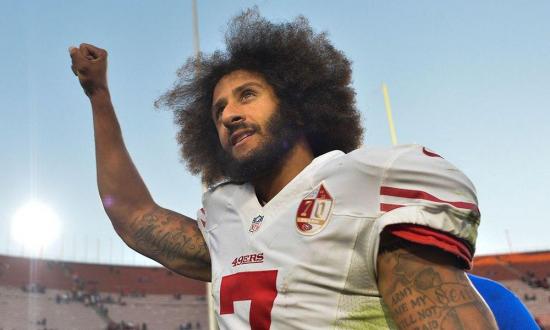 Nike ficha a un exjugador de la NFL símbolo antirracista y sus acciones caen