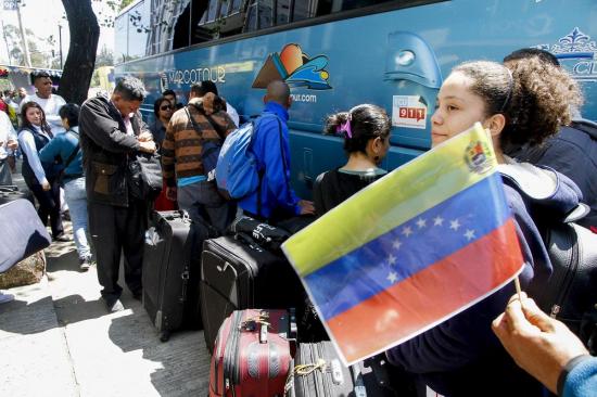 Grupo de venezolanos regresa a su país desde Ecuador a través de puente aéreo