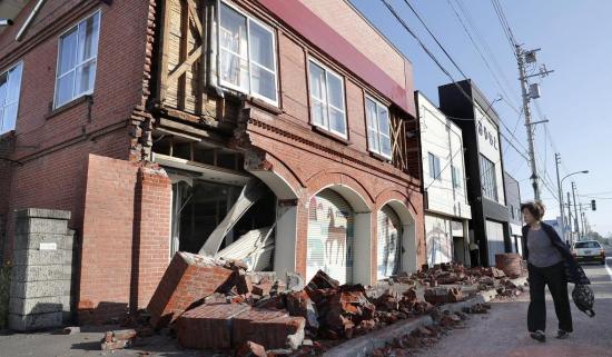 Más de una treintena de desaparecidos tras fuerte terremoto en norte de Japón