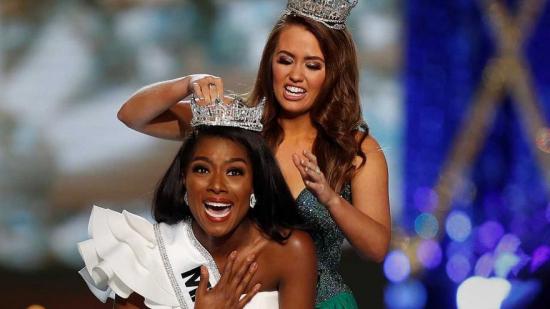 Representante Nueva York se corona Miss America sin desfilar en traje de baño