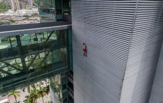El ''Spiderman ruso'' es arrestado tras escalar un edificio en Medellín