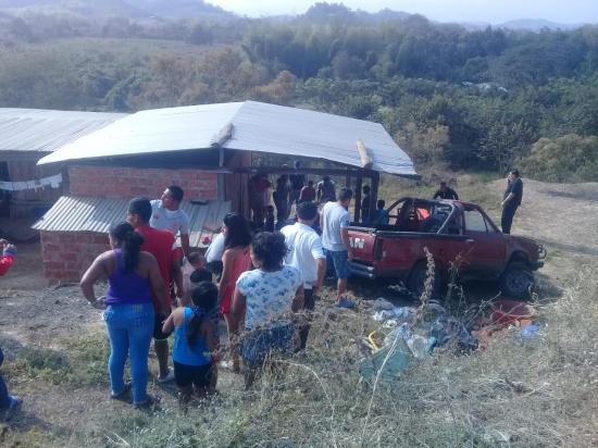 Tres heridos al impactar camioneta en una casa, en Paján
